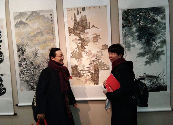 胡礼惠(左一)在作品前与画家合影展厅现场展厅现场